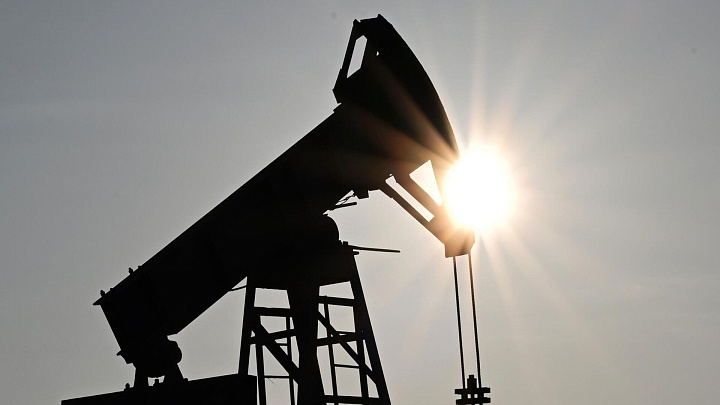 Цена на нефть опустилась до 66 долларов за баррель впервые с 6 июня