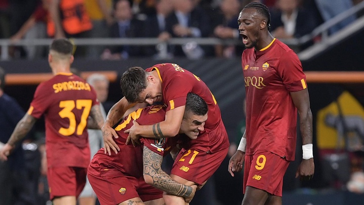 Вооруженные бандиты ограбили дом футболиста "Ромы", пишут СМИ