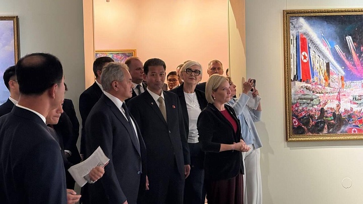 Шойгу принял участие в открытии выставки искусств КНДР в Москве